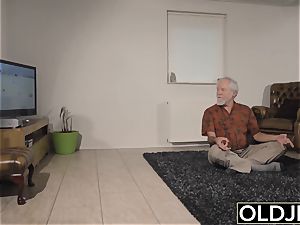 teen Interrupts granddad from Yoga And fellates his pipe